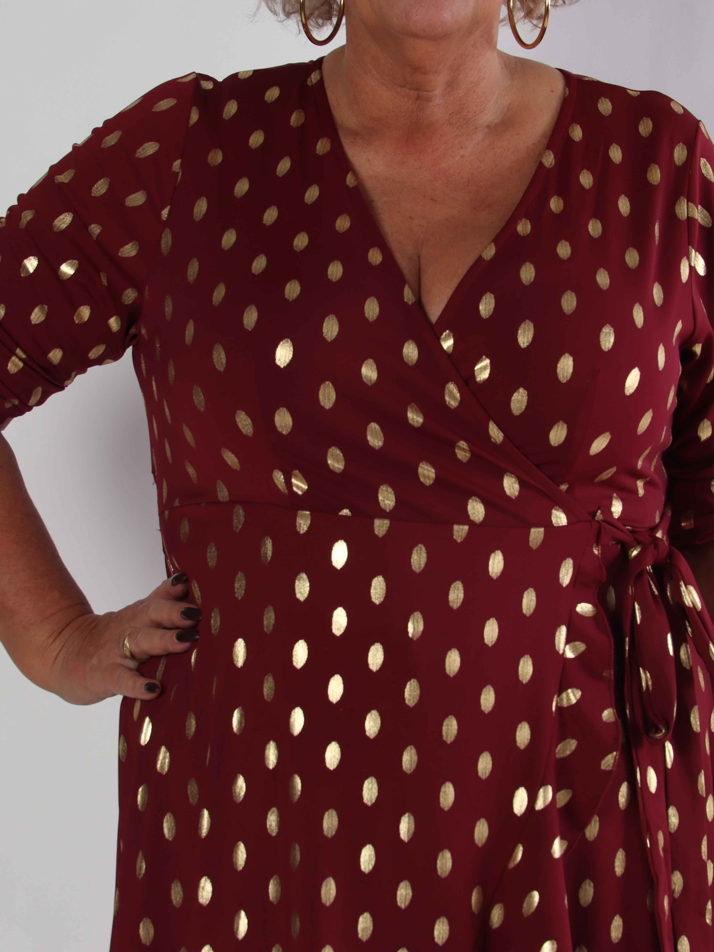 Savina Gold - Elastisk plus size kjole i slå-om-look med guld dutter